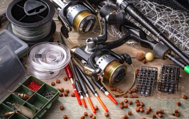 Eski bir arkaplanda dönen ve balık tutan çubuklar