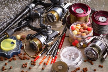 Eski bir arkaplanda dönen ve balık tutan çubuklar