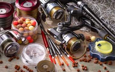 Eski bir arkaplanda dönen ve balık tutan çubuklar