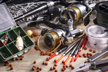 Eski bir arkaplanda dönen ve balık tutan çubuklar