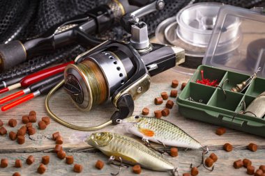 Eski bir arkaplanda dönen ve balık tutan çubuklar