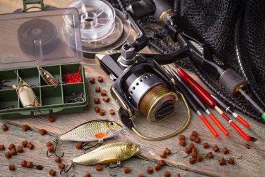 Eski bir arkaplanda dönen ve balık tutan çubuklar