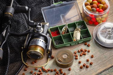 Eski bir arkaplanda dönen ve balık tutan çubuklar