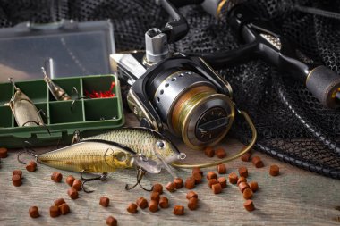 Eski bir arkaplanda dönen ve balık tutan çubuklar