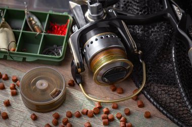 Eski bir arkaplanda dönen ve balık tutan çubuklar