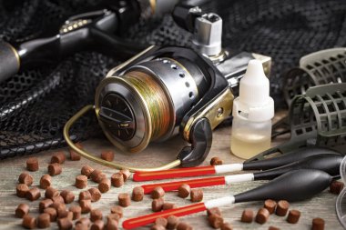 Eski bir arkaplanda dönen ve balık tutan çubuklar