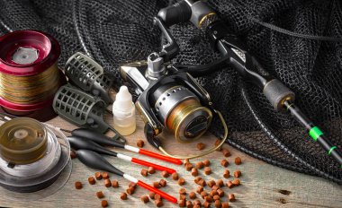 Eski bir arkaplanda dönen ve balık tutan çubuklar