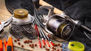 Eski bir arkaplanda dönen ve balık tutan çubuklar