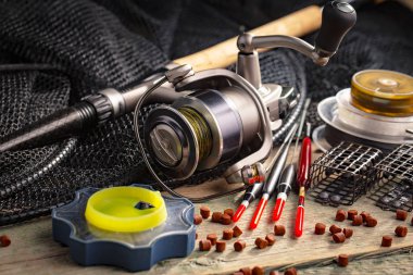 Eski bir arkaplanda dönen ve balık tutan çubuklar