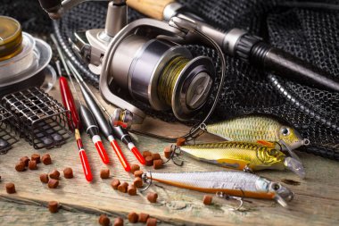 Eski bir arkaplanda dönen ve balık tutan çubuklar