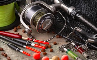 Eski bir arkaplanda dönen ve balık tutan çubuklar