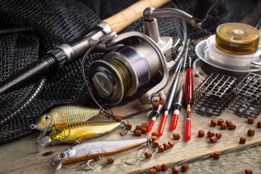 Eski bir arkaplanda dönen ve balık tutan çubuklar