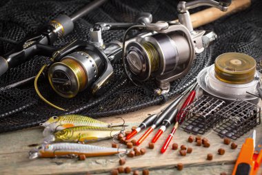 Eski bir arkaplanda dönen ve balık tutan çubuklar