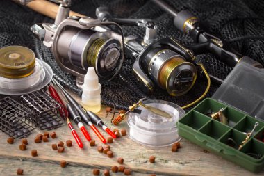 Eski bir arkaplanda dönen ve balık tutan çubuklar