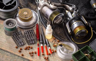 Eski bir arkaplanda dönen ve balık tutan çubuklar