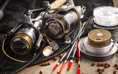 Eski bir arkaplanda dönen ve balık tutan çubuklar