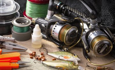 Eski bir arkaplanda dönen ve balık tutan çubuklar