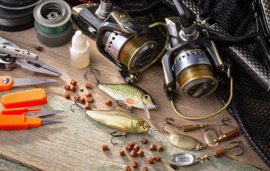 Eski bir arkaplanda dönen ve balık tutan çubuklar