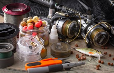 Eski bir arkaplanda dönen ve balık tutan çubuklar