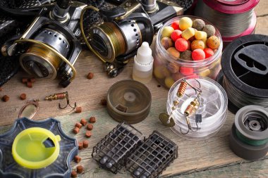 Eski bir arkaplanda dönen ve balık tutan çubuklar