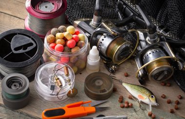 Eski bir arkaplanda dönen ve balık tutan çubuklar