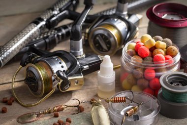 Eski bir arkaplanda dönen ve balık tutan çubuklar