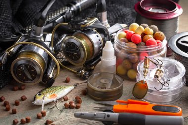 Eski bir arkaplanda dönen ve balık tutan çubuklar