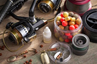 Eski bir arkaplanda dönen ve balık tutan çubuklar