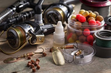 Eski bir arkaplanda dönen ve balık tutan çubuklar