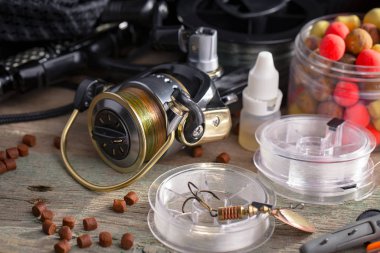 Eski bir arkaplanda dönen ve balık tutan çubuklar