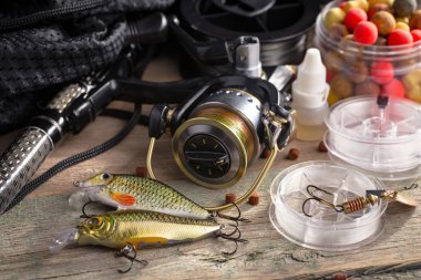 Eski bir arkaplanda dönen ve balık tutan çubuklar