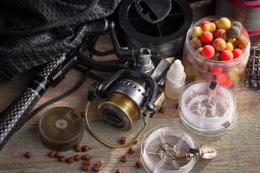 Eski bir arkaplanda dönen ve balık tutan çubuklar