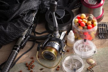 Eski bir arkaplanda dönen ve balık tutan çubuklar