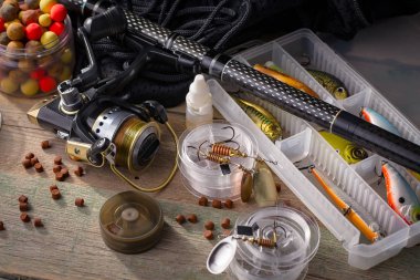 Eski bir arkaplanda dönen ve balık tutan çubuklar