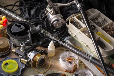 Eski bir arkaplanda dönen ve balık tutan çubuklar