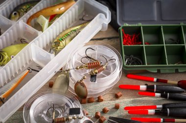 Eski bir arkaplanda dönen ve balık tutan çubuklar