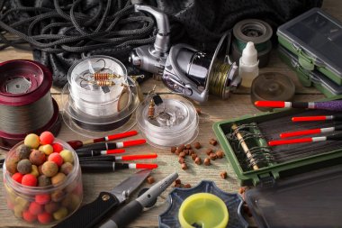 Eski bir arkaplanda dönen ve balık tutan çubuklar