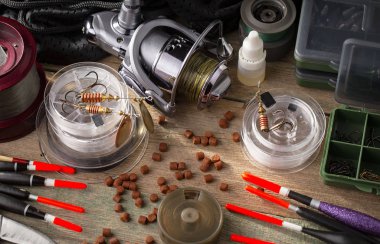 Eski bir arkaplanda dönen ve balık tutan çubuklar