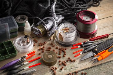 Eski bir arkaplanda dönen ve balık tutan çubuklar