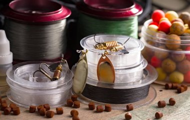 Eski bir arkaplanda dönen ve balık tutan çubuklar