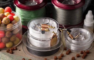 Eski bir arkaplanda dönen ve balık tutan çubuklar