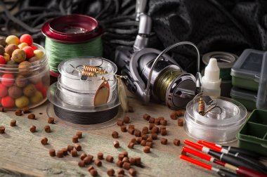 Eski bir arkaplanda dönen ve balık tutan çubuklar