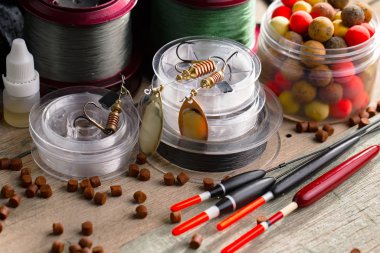 Eski bir arkaplanda dönen ve balık tutan çubuklar