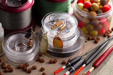 Eski bir arkaplanda dönen ve balık tutan çubuklar