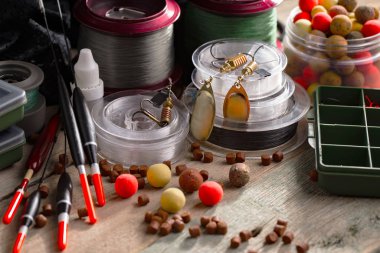 Eski bir arkaplanda dönen ve balık tutan çubuklar