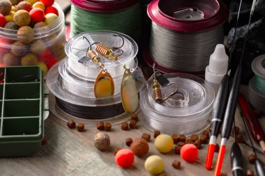 Eski bir arkaplanda dönen ve balık tutan çubuklar