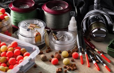 Eski bir arkaplanda dönen ve balık tutan çubuklar