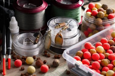 Eski bir arkaplanda dönen ve balık tutan çubuklar