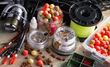 Eski bir arkaplanda dönen ve balık tutan çubuklar