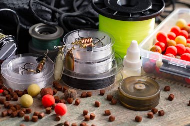 Eski bir arkaplanda dönen ve balık tutan çubuklar